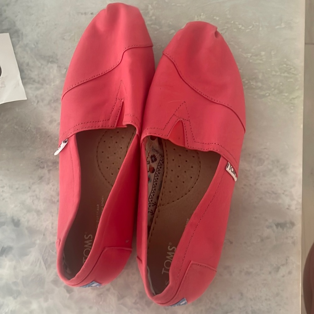 Tom’s Slip On CORAL. 8.5